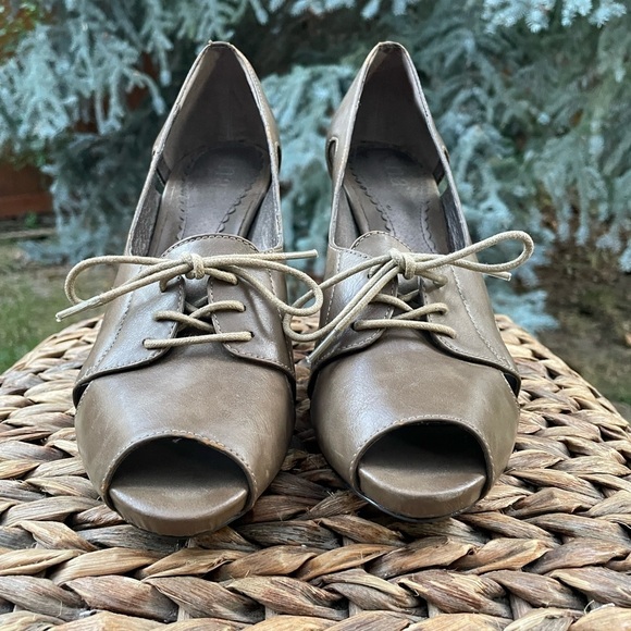 A.N.A. New Approach Camel Tan Color Open Peep Toe Lace Front Pumps Size 7.5 - Picture 2 of 9